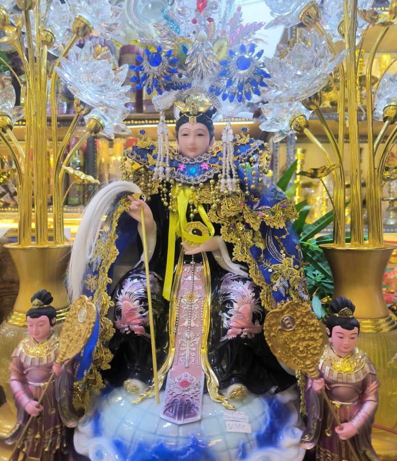 Mẹ Diêu Trì Kim Mẫu ngồi