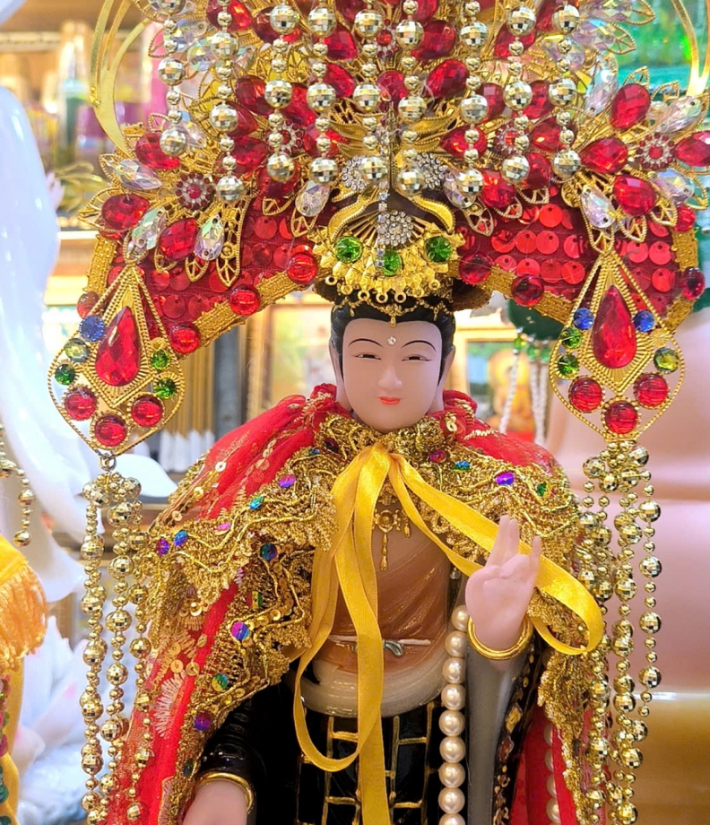 Mẹ Diêu Trì Kim Mẫu đứng 